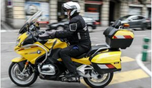 Comment réserver un taxi moto pour l’aéroport ?